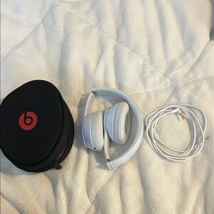 Beats Solo3 White Wireless Headphones with Case and Charger